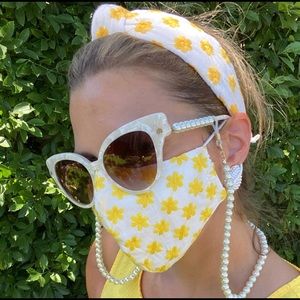 NWT 🔥 Lele Sadoughi daisy face mask 🌼
